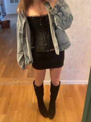 Svart kortkjol från Monki - Svart, tight och enkel kortkjol från Monki. 