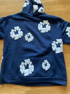 Denim teaters hoodie - Säljer nu min denim tears hoodie för att den inte kommer till användning. Den är bara testad en gång. Säljes billigare vid snabb affär. Det är skriva vid minsta fundering.😃