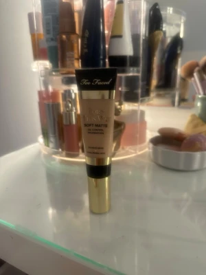 Too Faced Poreless Soft Matte Foundation - Foundation från Too Faced i nyansen Soft Matte. Använd 3 gånger säljer pågrund av att de va fel färg för mig, köpt för typ 500