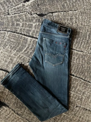 Replay Waitom jeans - Ett år riektigt fina replay waitom jeans i grymt skick!! W33 L34. Har använt dessa runt 10 gånger och de är i väldigt fint skick. Tvättade en gång och nypris på dessa är 2200kr vi säljer för 429kr skriv för info. Pris ej hugget i sten