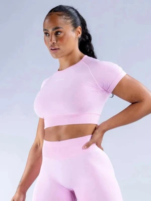 Impact crop top från DFYNE - Impact crop top från DFYNE i färgen light rosé Pink som inte säljs längre. Snygg ljusrosa crop top från DFYNE med korta ärmar och tight passform. Tillverkad i stretchigt funktionsmaterial som passar perfekt till träning. Diskret logga på bröstet. Perfekt för gymmet eller andra sportaktiviteter.