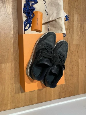 Louis Vuitton skor - Säljer mina svart vita Louis Vuitton skor då de inte kommer till någon användning 