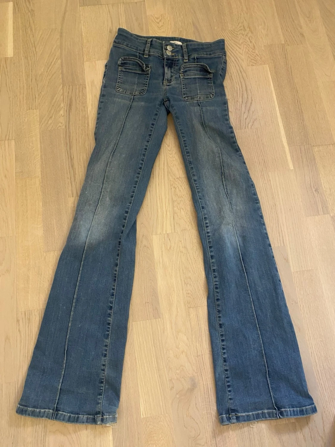Blå bootcut jeans från Nelly - 1