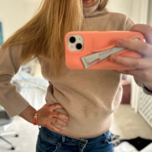 Beige polotröja i kashmir - Säljer en stilren beige stickad polotröja med långa ärmar och ribbade muddar. Tröjan har en klassisk passform och är perfekt att matcha med jeans eller kjol. Mjuk och skön känsla, passar dig som gillar en enkel men snygg look. I Kashmir, passar ca M❤️