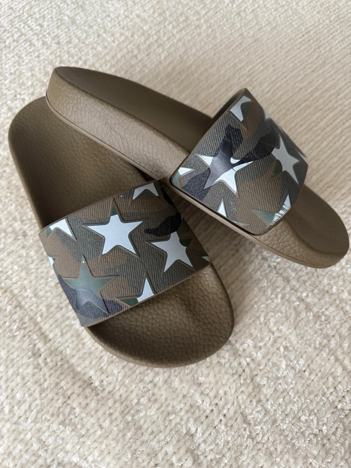 Olivgröna tofflor med stjärnmönster - 1