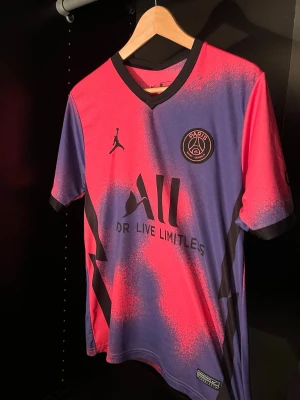 PSG tröja från Jordan med Mbappe #7  - En sportig T-shirt med PSG loggan på bröstet. Nummer #7 med Mbappe 🐢 på ryggen. Riktigt skön tröja för en somrig of softish stil. 