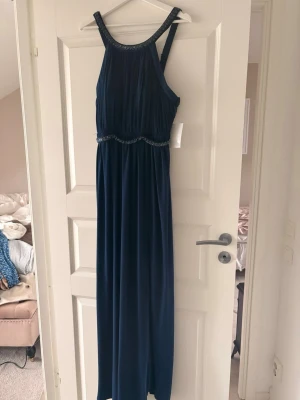 Balklänning  - Säljer en jätte fin balklänning med fina detaljer, samt med en slits nedtill vid benet❤️ aldrig använd, säljer då den inte passar!