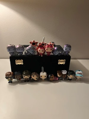 Samling Stranger Things minifigurer - Säljer 19st samling små samlarfigurer från Stranger Things. säljer dem även seperat. dem jag har i bilden är: Eleven/jane Steve Lucas Dustin Hopper Mike Nancy Steve&robin Erica. Upside down: Eleven max steve dustin eddie robin hopper och tre demogorgon!