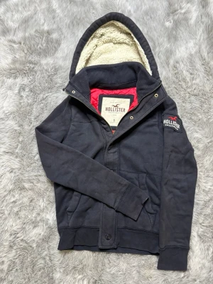 Hollister hoodie - Säljer denna sällsynta och mycket eftertraktade Hollister hoodie | Storlek S | Skick 8/10 | Vid eventuella frågor hör gärna av dig och erbjuder bra pris vid köp av bundle 😁✅