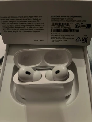 Apple AirPods Pro (2nd gen) vita - Helt nya skriv för frågor 