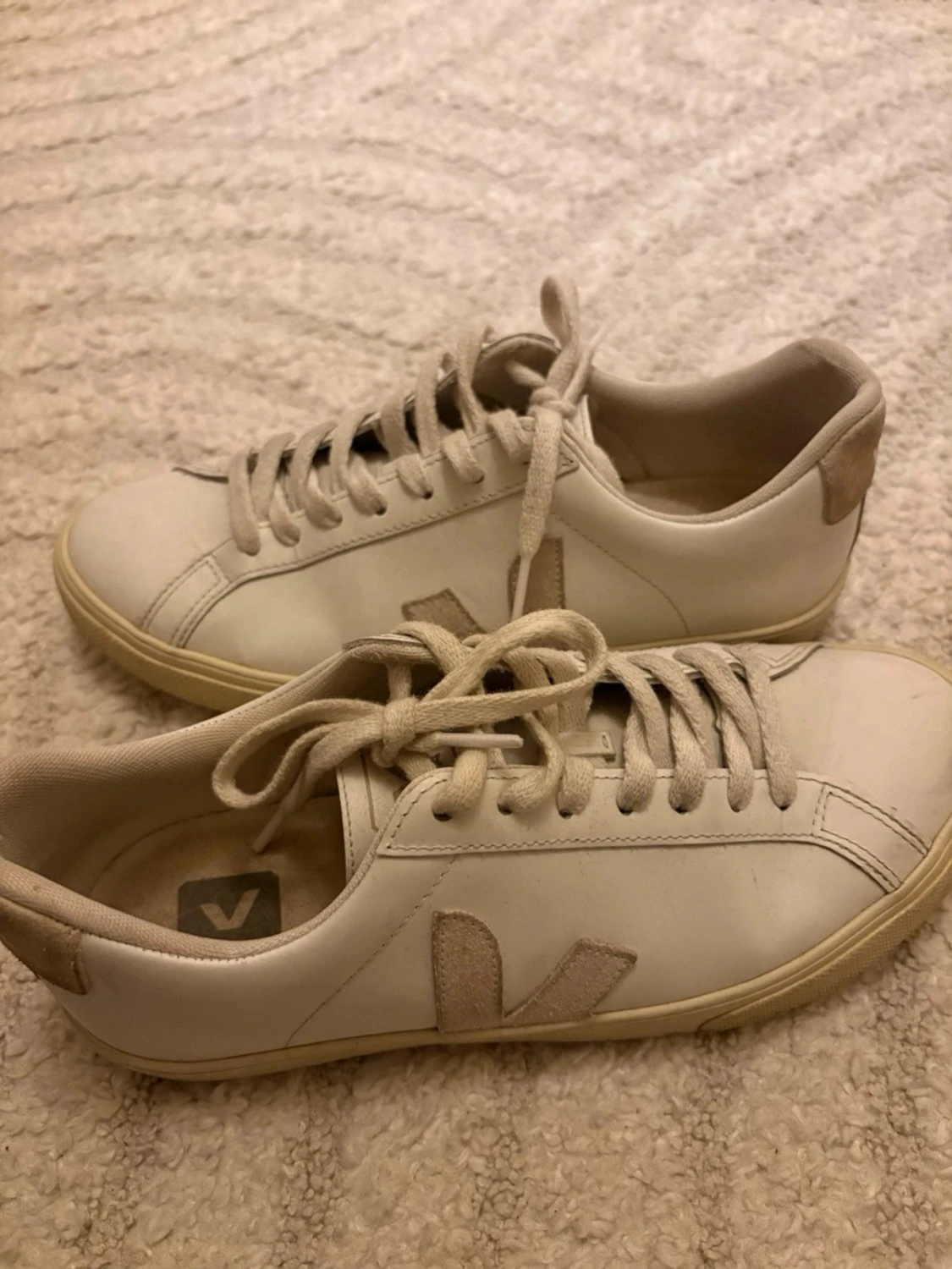 Vita Veja sneakers med beige detaljer - 1
