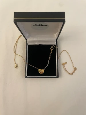 Guldpläterad halsband i rostfrittstål 🌸 - Rostfrittstål och guldpläterad, boxen på bilden ingår ej 🌸