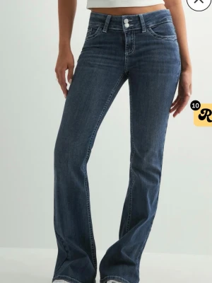 Nelly jeans  - Snygga mörkblå bootcut jeans från Nelly  Tillverkade i stretchig denim. Uppsydda och passar ca 160 och nedåt💕