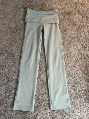 Raka turkosa yoga tränings tajts  - Super snygga tränings tajts med yogapants passform. Aldrig använda! Raka i modellen så fina ! 
