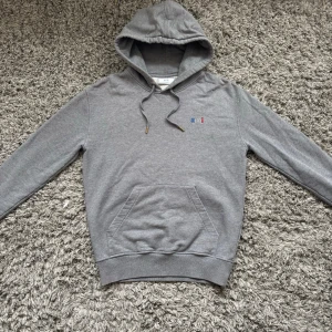 Ny ami paris hoodie - Säljer denna feta ami paris hoodien i NYSKICK!⭐️ Köptes på NK i somras för 3000kr!🤝 Storlek S passar S hör gärna hör av er om ni har funderingar!🙌