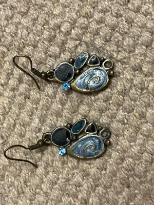 Örhängen souvenir - Handgjorda unika örhängen från Barcelona i metall med blå glittriga stenar.