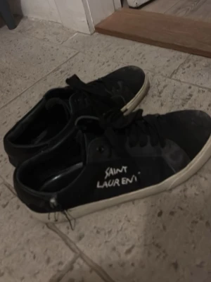 Yves Saint Laurent skor - Säljer ett par schyssta dojor som är lite sönder vid kanten men de går att sy ihop! PRIS KAN DISKUTERAS 🙌!