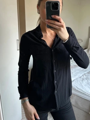 Svart långärmad skjorta - Svart skjorta med knappar och fickor 