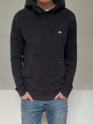 J.Lindeberg mörkblå hoofie - Säljer en sjukt fet hoodie från J.Lindeberg i färgen mörkblå. Hoodien är i bra skick utan nåra defekter och är i strl M! Hör gärna av er vid frågor elr funderingar!!