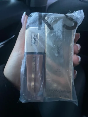 YSL Touche Éclat Foundation Mocha - Lyxig foundation från Yves Saint Laurent i nyansen B70 Mocha. Kommer i en elegant glasflaska med guldfärgat lock och matchande guldig förpackning. Perfekt för dig som vill ha en jämn och naturlig bas med glow. Ikonisk Touche Éclat-serie. OBS! Säljer pga att den är lite för mörk färg. Nypris 670kr från kicks den är slut i lager hos kicks. Den är testad 