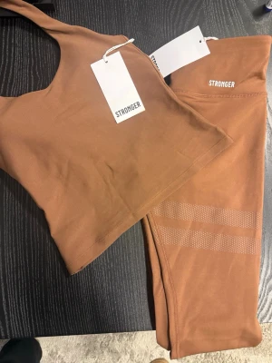Stronger träningsset - Ett helt nytt träningsset från Stronger i färgen cappuccino. Storlek XS. Originalpris för båda delarna: 1300 kr. Säljer för att färgen inte riktigt passar min hudton. Väldigt fint och stretchigt material.
