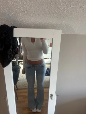 Ljusblå bootcut jeans - Snygga ljusblå jeans med bootcut-modell och låg midja från Chelsea. Perfekta för en trendig och avslappnad stil. Storlek xs men sitter som S