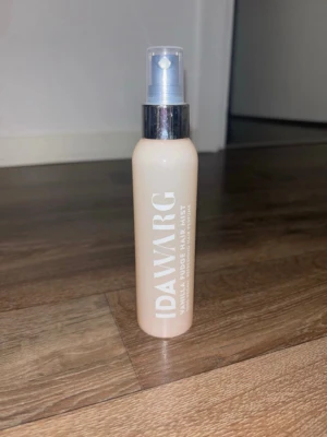 Ida Warg Vanilla Fudge Hair Mist - En hårmist från Ida Warg med doft av vanilla fudge. Kommer i en smidig sprayflaska. Perfekt för att fräscha upp håret med en söt och fräsch doft när som helst under dagen. 100ml.