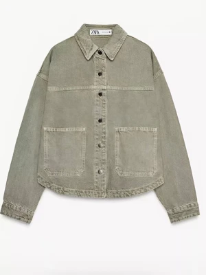 Grön overshirt från Zara - Stilren overshirt i ljusgrön manchester från Zara. Modellen har raka axlar, stora framfickor och knappar framtill. Perfekt att slänga över en hoodie eller tröja för en avslappnad look. Materialet är mjukt och ger en cool vintagekänsla. 