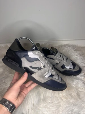 Valentino rockrunners  - Rockrunners !! | Säljer dessa supersnygga valentino rockrunners💫 | Skorna är i strl 42,5 (fits 43)  med ett fint helhetsintryck | Skorna är 9/10 skick och sparsamt använda förutom att tyget till sulan lossnat lite som man ser på bild 4 🌟| Endast skor medföljer! | Nypris - ca 5000  sek | Pris kan diskuteras vid snabb affär!! 💸 | För flera bilder eller frågor så är det bara att kontakta mig, skriv gärna till mig innan ni köper!📩