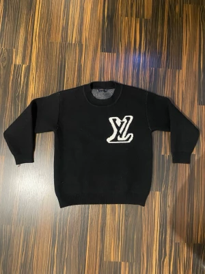 Stickad tröja i svart - Stickad tröja i svart. Helt ny om du har frågor är det bara att skriva