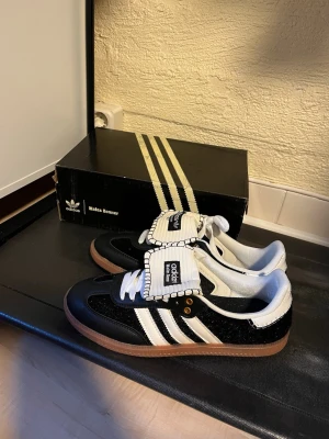 Adidas Wales Bonner svartvita sneakers - Helt nya med box, riktigt feta, priset kan diskuteras 