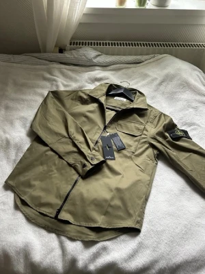 Stone island overshirt - En overshirt ifrån stone island. Storlek S och helt nya med lappar kvar. Riktigt snygg till våren. 