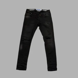 Jacob Cohën - | SNYGGA SVARTA JEANS FRÅN JACOB COHËN I RIKTIGT FINT SKICK | FÄRG: Svarta | SIZE: 32 | SKICK: Mycket bra | RETAIL PRIS: 4999KR | VI SÄLJER DESSA FÖR 1100KR | HÖR GÄRNA AV ER VID FRÅGOR | Mvh Morëtti Co. |