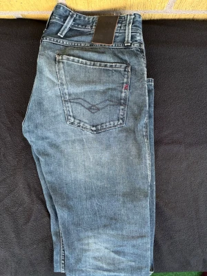 Replay anbass  - Ett par replay anbass i storlek 32/34. 100% bomull alltså inget plast inblandat vilket gör dem lite stelare. Hål vid skrevet därav priset. Hör av dig vid frågor!