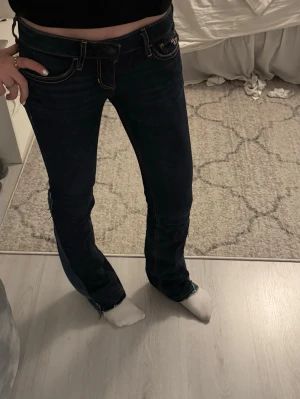 Hollister jeans - Säljer ett par mörkblå bootcut jeans från Hollister. De är omgjorda från skinny till bootcut. De är lågmidjade och storlek 00 och waist 23 vilket motsvarar xxs eller xs💗hör av er vid frågor
