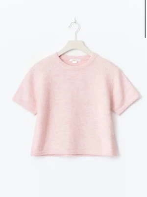 Ljusrosa topp - Säljer en rosa stickad t-shirt från gina. Aldrig använd, endast testad.🩷
