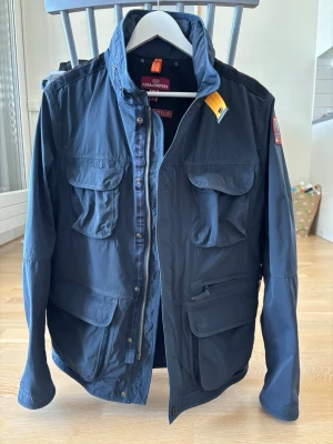 Parajumper Desert Spring Field Jacket  - Parajumper field jacket i storlek M. Helt ny med tags och kvitto finns. Endast prövad inomhus
