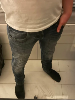 Jack & Jones jeans - Säljer ett par loose slim fit jeans,ganska ovanliga att se då dom är unika. skön passform om man vill hålla sig till slim fit men samtidigt vara lite mer avslappnad. Skicka om frågor eller bilder!