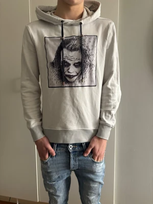 Limitato hoodie - Snygg grå/vit hoodie från limitato med mönster på framsidan riktigt bra skick säljer endast vid bra bud och säljer för den ej passar mig mer.