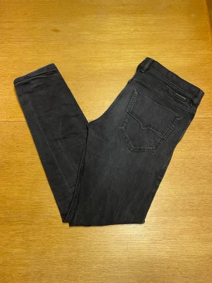 Svarta slim fit jeans från Diesel - Säljer ett par svarta slim fit jeans från Diesel Jeansen har klassisk femficksmodell, normal midja och smal passform hela vägen ner. Materialet är mjukt och stretchigt för extra komfort. Perfekta till en avslappnad och trendig stil. Jeansen har ett minihål vid gylfen som inte ses vid användning (sista bilden).                          Tveka inte, hör av er vid intresse, frågor eller prisförslag!