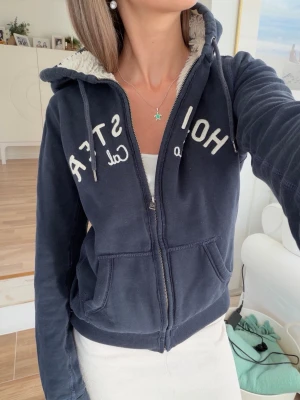 Hollister zip  - Storlek L, passar även M. Frakt 24h. 