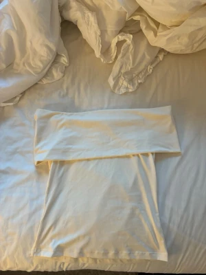 Vit bandeau tubtopp från H&M - Säljer en vit off shoulder tubtopp från H&M. Toppen är axelbandslös och är i storlek S.