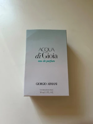 Acqua di Gioia Eau de Parfum 30ml - Helt ny och Fräsch parfym från Giorgio Armani, Acqua di Gioia, i en stilren vit och grön kartong. Flaskan innehåller 30 ml eau de parfum och har en modern, minimalistisk design. Perfekt för dig som gillar fräscha och eleganta dofter. Hör av er vid minsta lilla fråga och priset kan diskuteras vid snabb affär. 