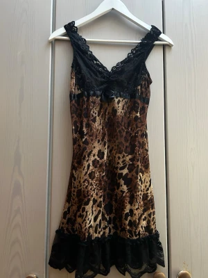 Nattlinne - Super fint thriftat nattlinne i leopardmönster. Skulle säga att det passar u storlek S/M