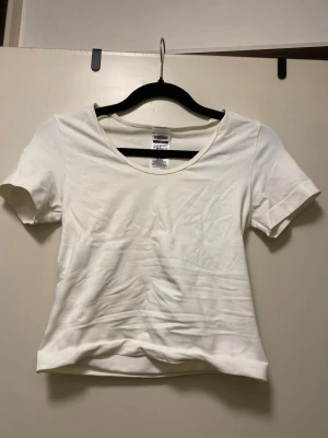 Tränings tshirt från GymShark - Jätte fin tshirt fråb Gymshark! Sitter jätte fint! Har bara provat, aldrig använt!