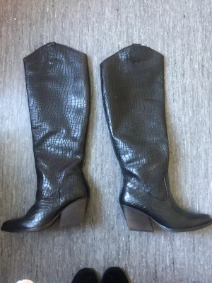 K. Cobler - Dartford Western Stvlar BLACK - - Äkta skinn - Aldrig använda - Storlek 36 - Nypris 1900 kr - Priset kan diskuteras vid snabb affär.  - Finns i centrala Malmö - Skorna kan tyvärr inte skickas. Upphämtning eller mötas upp gäller. - Betalas med kontanter endast.