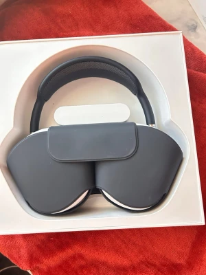 Apple AirPods Max Midnight blue hörlurar - Säljer mina Apple AirPods Max i absolut nyskick. De är endast använda två gånger och känns i princip som helt nya. Köpt den för 6 månader sedan finns kvitto vid behov annars.  ✨ Otrolig ljudkvalitet med djup bas och kristallklart ljud ✨ Klassledande aktiv brusreducering ✨ Premiumdesign och extrem komfort  Jag säljer dem endast eftersom de inte kommer till användning — annars är det bland de bästa hörlurarna jag testat.