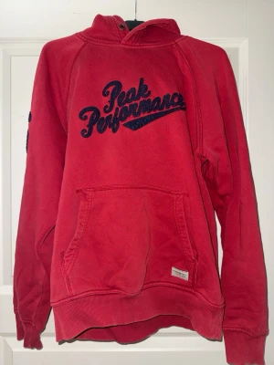 Röd hoodie - Röd hoodie från Peak performance. Passar även S. Finns inga snören, tjock material. 