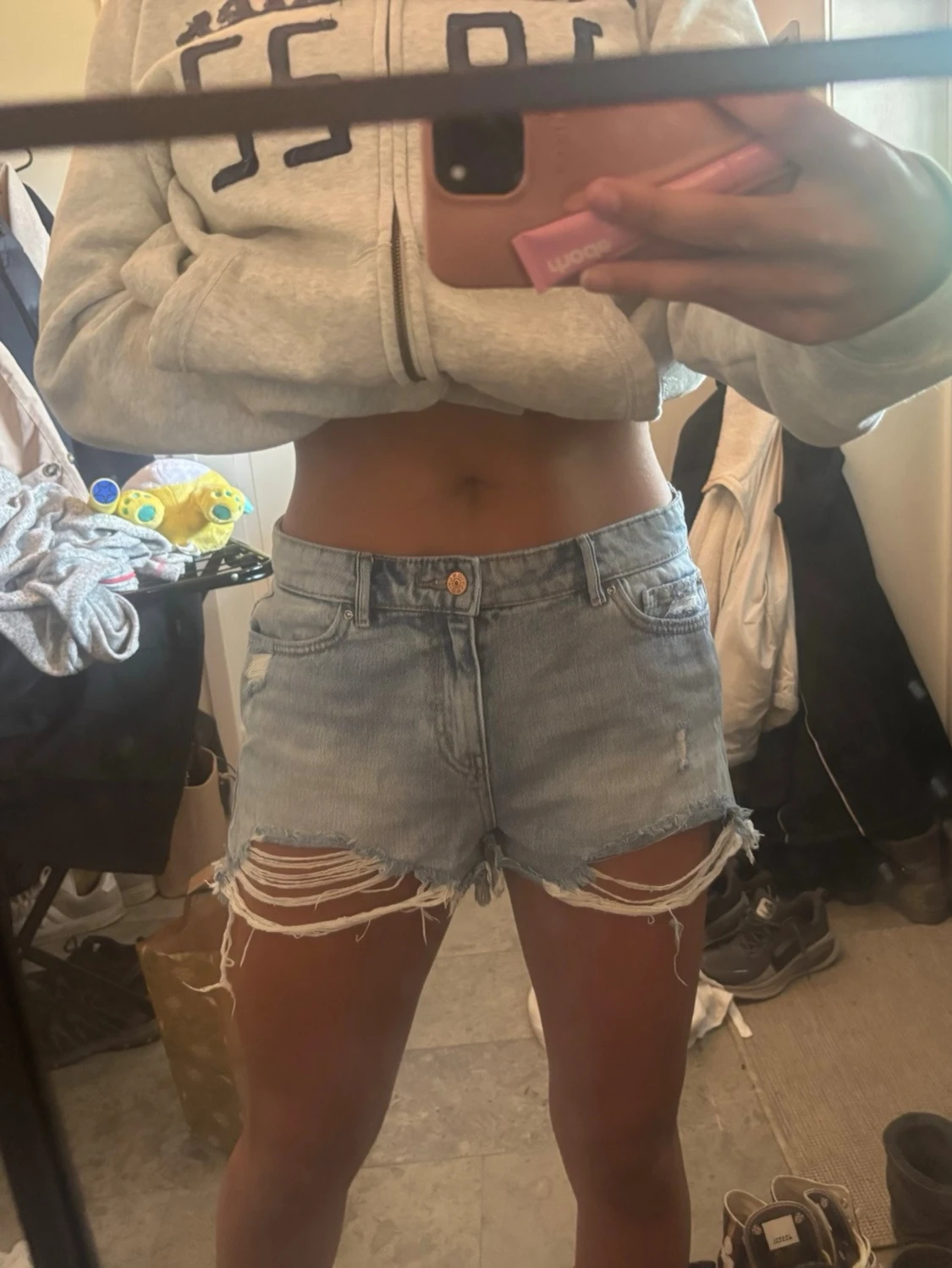 Ljusblå denimshorts med slitningar