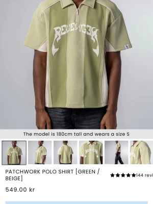 Patchwork polo från Revengex grön/beige - Patchwork polo shirt från Revenge i grönt och beige med kort ärm och halv dragkedja. Stort tryck framtill och coola paneler i olika nyanser. Skön bomullskvalitet och relaxed fit. Perfekt för dig som gillar streetwear med edge.